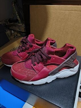 Nike Burgundy/Red Huaraches Women's Size 7.5/ Youth Size 6